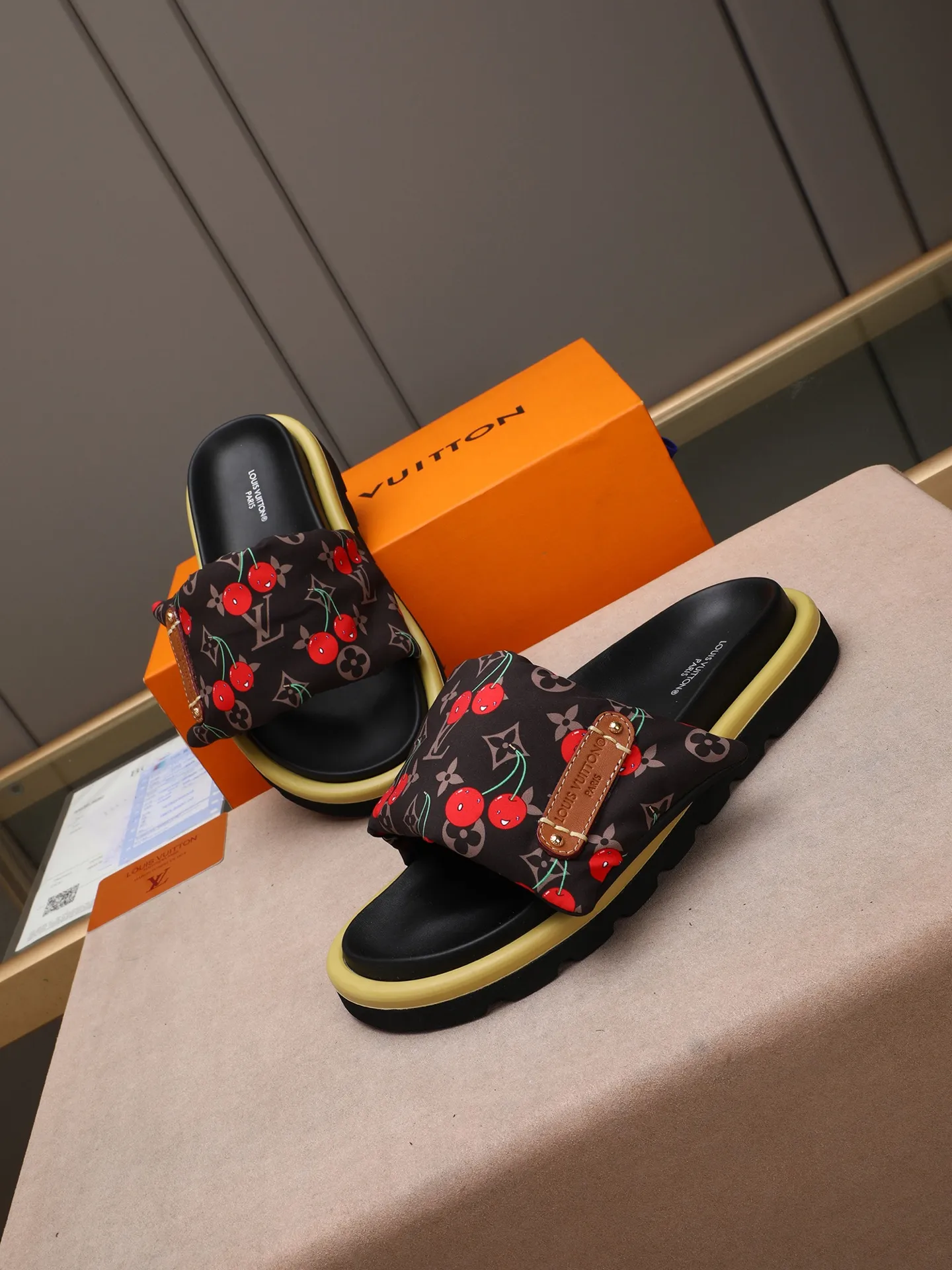 PP360 [LOUIS VUITTON] Louis Vuitton, LV printing, men's and women's slippers are on the market. The drawer box packaging comes with a cloth bag and a card. The upper pattern looks very soft and waxy, and it is a super versatile leg slimming tool. Fabric: imported denim/canvas/old fabric, LV hardware LOGO, official website pattern printing, comfortable to wear, feet: high-elastic PU water table. Sole: foam sole, heel height: about 5cm. Code number: 35-46, 35, 45, 46 are custom-made and non-returnable. Color: multiple colors and styles available.